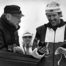 Kong Olav gratulerer Oddvar Brå etter seier 15 km under VM i Holmenkollen 1982. Foto: NTB 